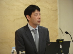 基調講演中の腎臓内科部長山本聡医師